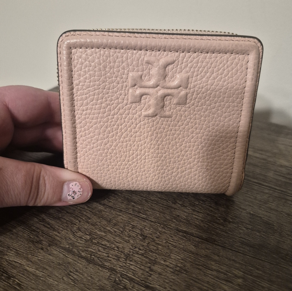 LIKE NEW Tory Burch Blush Pebbled Leather Compact Zip Wallet